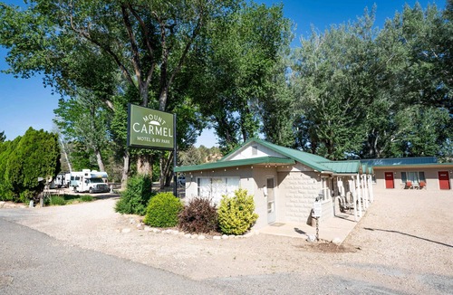 Zion National Park East Entrance Apartment | Mt Carmel Motel Room close to Zion National Park!