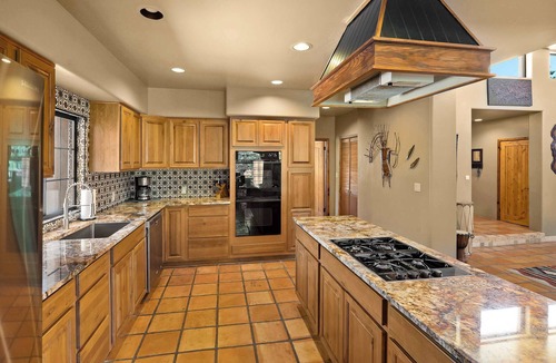 Oak Creek House | Myrinn–Spa Tub & Deck w/Panoramic Red Rock Views