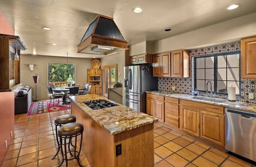 Oak Creek House | Myrinn–Spa Tub & Deck w/Panoramic Red Rock Views