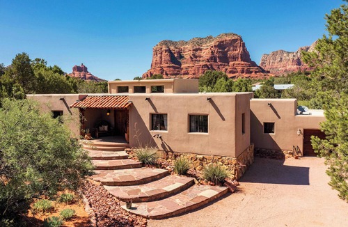 Oak Creek House | Myrinn–Spa Tub & Deck w/Panoramic Red Rock Views