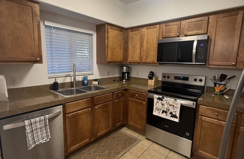 North Scottsdale House | N Scottsdale Near Mayo Clinic Stylish 1st Floor Condo King Bed Pool Gym