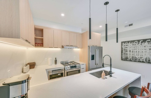 Arefth Condo | Near Biotechs & MIT: Cozy Condo w/Fireplace
