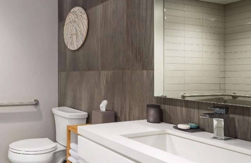 Logan Square Hotel | Near LOVE Park | Skyline Rooftop Pool with Kitchen