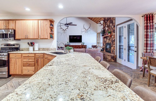 Pinetop House | Near Woodland Lake Park: Cabin w/Serene Deck!