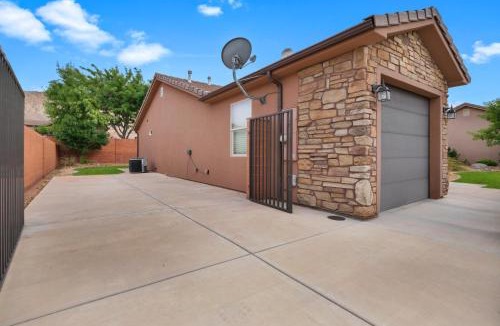 La Verkin House | Near Zion 3BR Sleeps 8 RV Trailer Parking