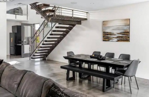 Camelback East House | NEW AND MODERN HOME. 3BR + LOFT. Heated/Cooling pool - Sleeps 10, Near airport!