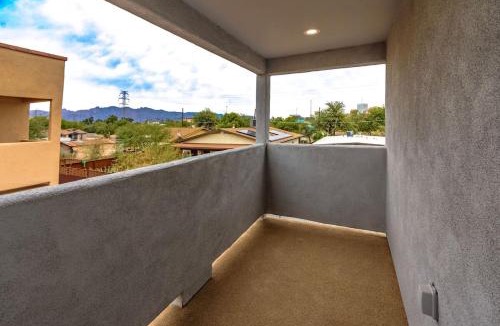 Menlo Park House | New Desert Casita - City & Mountain Views - Pet Friendly