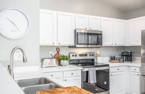 Villages At Queen Creek House | New Family Relaxation Golf, Pool, Yard Games ~15min to bell bank park and mesa ✈
