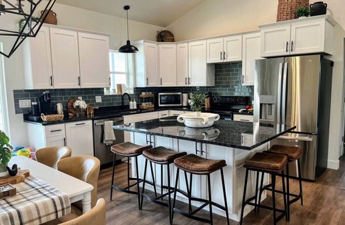Moab South Valley House | NEW! GameRm–HotTub–TheaterRm–Mtn Views–3000sf–BBQ
