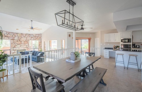Ahwatukee Foothills House | NEW! Hidden mini movie theater, Game room, Putt putt, Pool, & MORE