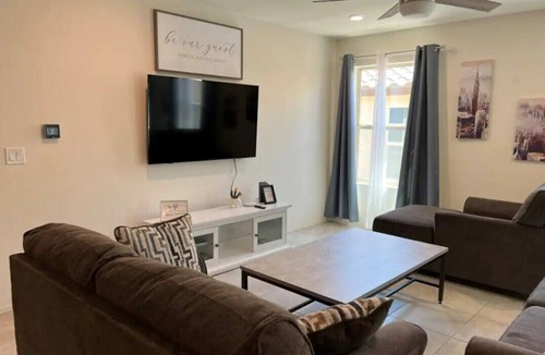 Groves Lincoln Park House | New, large, and beautiful house on the East side of Tucson