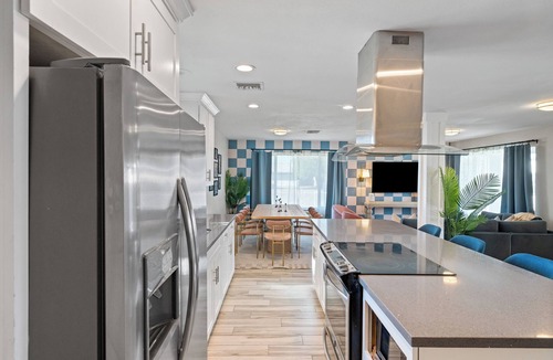 Tempe House | NEW Luxury Retreat l Lounge l Heated Pool l Modern 3BR 2BA Home