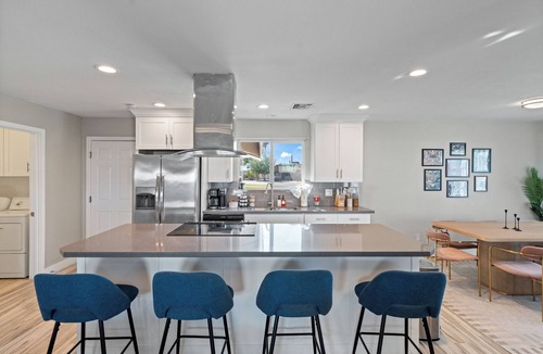 Tempe House | NEW Luxury Retreat l Lounge l Heated Pool l Modern 3BR 2BA Home