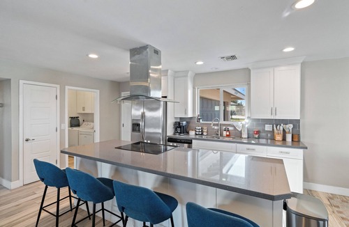 Tempe House | NEW Luxury Retreat l Lounge l Heated Pool l Modern 3BR 2BA Home