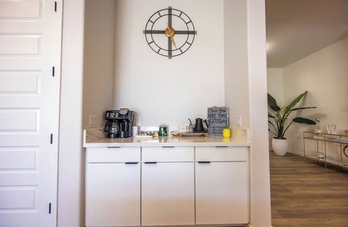 Mesa House | New Modern Luxury 8-bed mins to AAG, Fwy, Clubhouse. Ideal Sports or Ext Stay