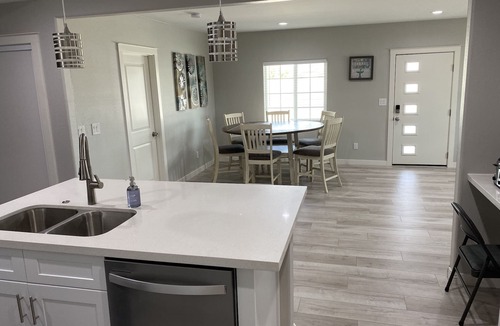 Avondale House | NEW! Modern Style Home with Fire Pit + BBQ Grill -12 min from State Farm Stadium