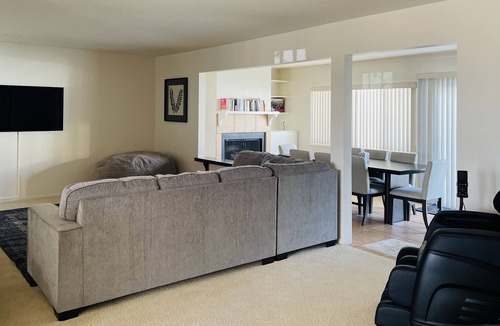 Northridge Estates House | NEW Snowbird Friendly Townhouse in the Foothills with Private Patio