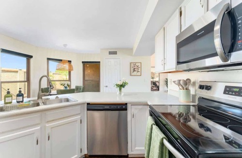 Glendale House | *NEW* Stadium Pool Retreat! Heated Pool Spa Games!