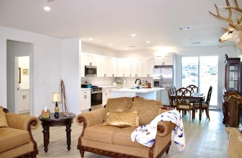 Greenehaven House | New SW Inspired Home, 9 Guests, Tesla Ready, Pet Friendly