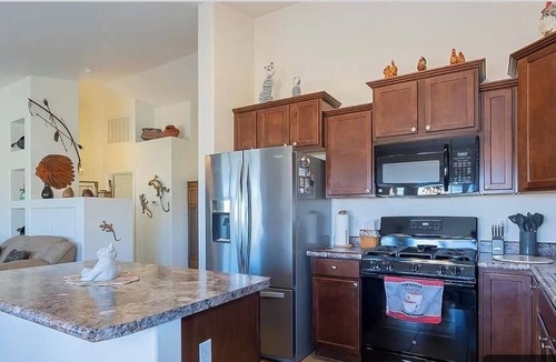 Colonia De Los Alamos House | Newer home with 2 car garage less than 30 minutes from Tucson airport