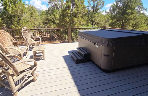 Zion National Park East Entrance Cabin | Newly Remodeled Cabin. Secluded. Hot Tub. 7 miles to Zion National Park