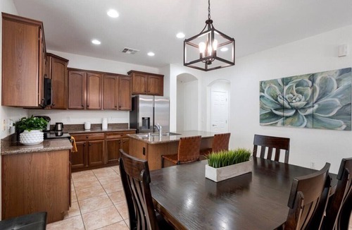 Cortina House | No Cleaning Fee! Spacious 4-bedroom, 2 Living room, Communal pool.