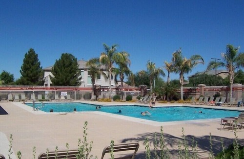 Cortina House | No Cleaning Fee! Spacious 4-bedroom, 2 Living room, Communal pool.