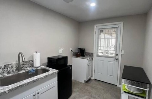 Tucson Apartment | Northwest Jr Suite #4 with Laundry and Parking