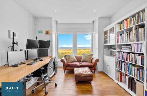 Njardvik Apartment | Ocean House