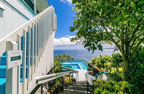 Paukaa House | Oceanfront in Hilo Hale Kai Suites Heritage Room - Queen Bed, Private Bath