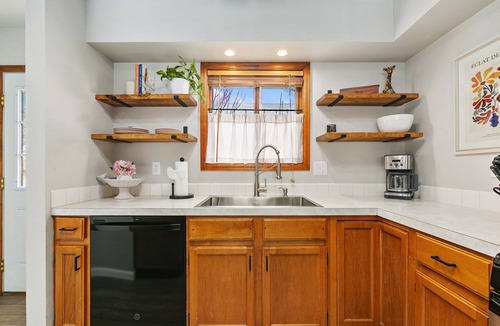 Old Town House | Old Town Basecamp 6 Blocks to Old Town Square