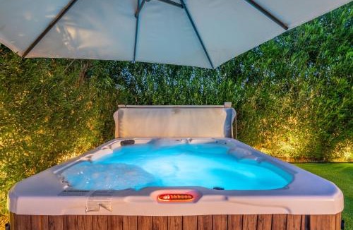 Village Grove House | Old Town Family Retreat-FREE Heated Pool-Spa-Putt Grn-Gym