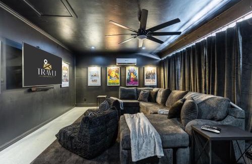 Village Grove House | Old Town Family Retreat-FREE Heated Pool-Spa-Putt Grn-Gym