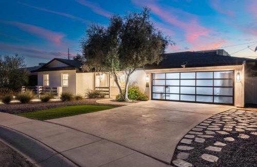 Village Grove House | Old Town Family Retreat-FREE Heated Pool-Spa-Putt Grn-Gym