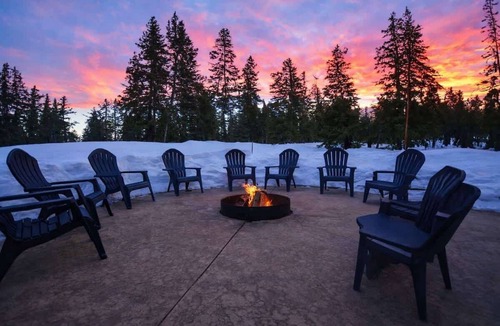 Duck Creek Village Cabin | One of a Kind Cabin w/Covered Deck, Spa, & Games!