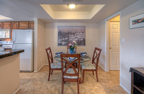 East Mesa House | One Story "Rat Pack" Patio Home, Near GOLF & Trails, Heated Comm POOL/SPA, Walk to Dine & Shop