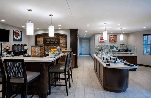 Gilbert Condo | Outdoor Pool, Hot Tub, Free Breakfast Buffet. Plan Your Next Trip Today!