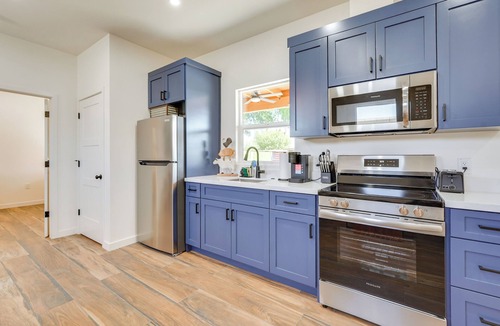 Glendale Cottage | Outdoor Space, Near Everything: Glendale Getaway!