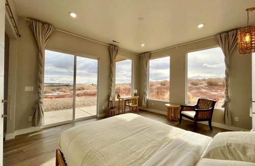 Big Water House | Page Arizona border town- Tranquil Zen Retreat with Amazing Mesa Views