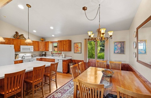 Livingston Cabin | Paradise Ranch: 2 Cabins Great for Families, Wedding Guests, Montana Adventurers
