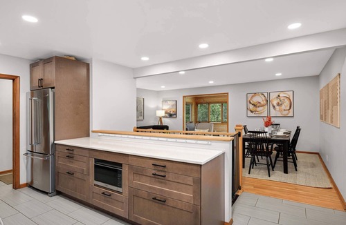 St. Louis Park House | Parkside Retreat Modern & Central 4BR/2BA Renovated Pet-Friendly Fenced Yard
