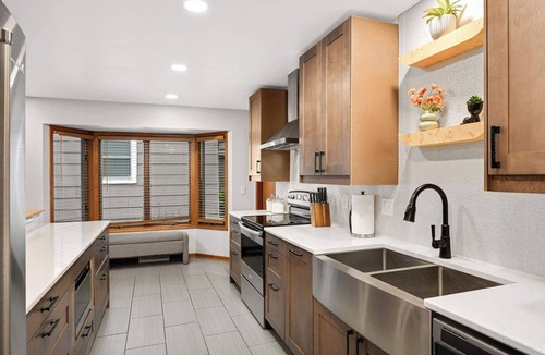 St. Louis Park House | Parkside Retreat Modern & Central 4BR/2BA Renovated Pet-Friendly Fenced Yard