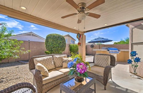 Arroyo Springs House | Patio & Grilling Station: Family Home in Glendale