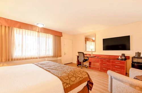 Yuma Townsite Hotel | Peaceful King & Queen Suite Close to West Wetlands Park | Onsite Pool & Parking
