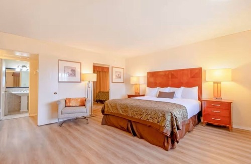 Yuma Townsite Hotel | Peaceful King & Queen Suite Close to West Wetlands Park | Onsite Pool & Parking