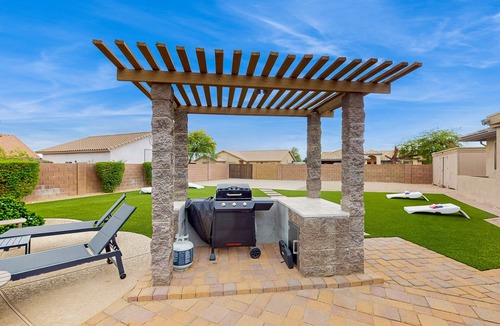 Starlight Estates House | Peoria Paradise: Poolside Vibes & Family Good Times. Spacious Backyard with Pool