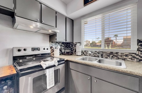 Tempe House | Perfect 3/2 Patio Home! Pool Close! Private Courtyard!