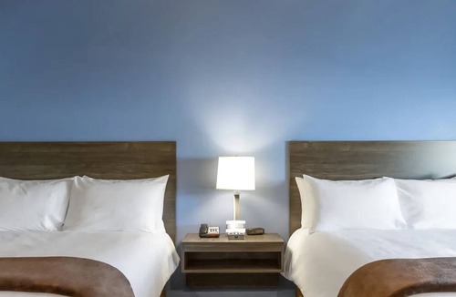Avondale Hotel | Perfect for Travelers – Great Amenities & Location in Avondale!