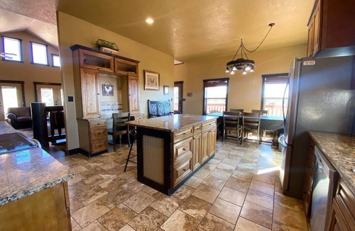 Kanab House | Pet-Friendly Kanab Cabin | Hot Tub Near Zion