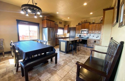 Kanab House | Pet-Friendly Kanab Cabin | Hot Tub Near Zion